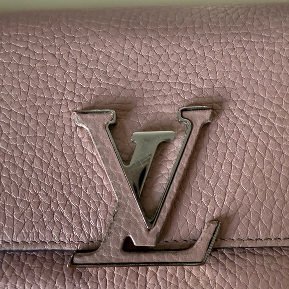 Louis Vuitton Capucines Long Wallet in Magnolia Pink - Picture 4 of 11